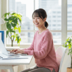 明るい部屋で在宅勤務を楽しむ女性