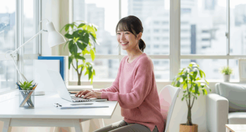 明るい部屋で在宅勤務を楽しむ女性