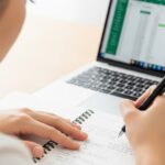 パソコンで仕事をする女性