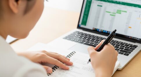 パソコンで仕事をする女性